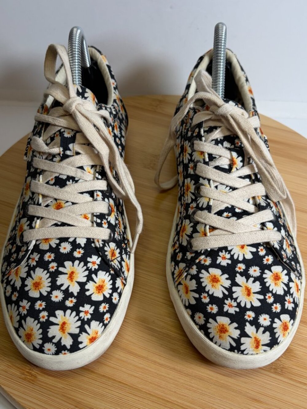 Taos Women 9 White Daisy Floral Star Sneaker Low Profile Lace Up Casual Boho - Picture 6 of 9